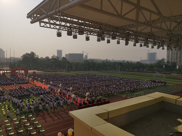 意昂体育科技承建眉山东辰国际学校体育场户外灯光音响LED显示屏工程项目竣工